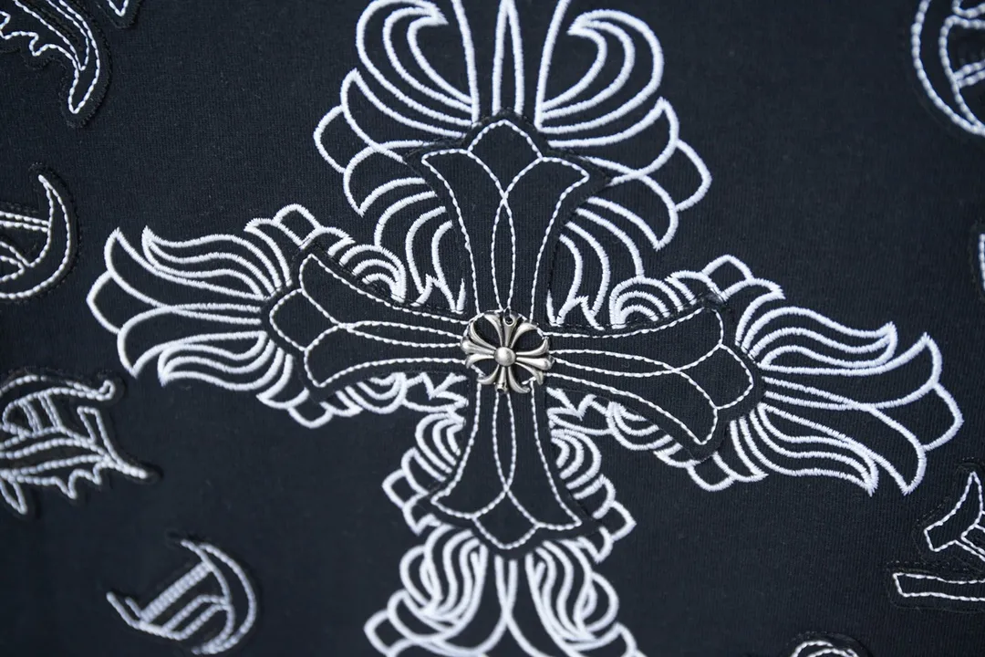 🅿️200 Ch*ome Hearte 25SS early spring new style, Croix heart patch hardware short sleeves, light luxury, essential item for daily commuting for men and women, correct version, welcome to compare, detailed features · 320g 100% pure cotton double yarn jersey fabric · Custom dyed in the same vat, special thickened 32 count double-ply 1X1 thread · Patched embroidered Chloë heart pattern ➕ tatami embroidered letter logo. Artificial hand-stitched Croxin hardware · Double-needle cross-stitching process · Original main mark, washed tag, branded moisture-proof paper packaging Color: Black/White Size: S/M/L/XL